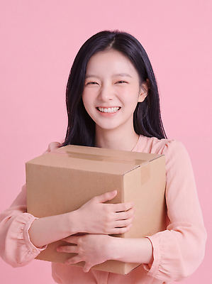 JPG 편집이미지 여자 행복 분홍색 포즈 안기 표정 웃음 상자 공간 소중 전달 의료성형뷰티 편집실사 AI인물포토 AI콘텐츠 감정 컬러 컨셉 모션 사람 CG 파일형식 AI포토