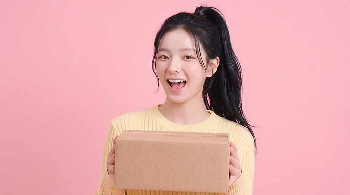 JPG 편집이미지 긴머리 행복 분홍색 포즈 표정 웃음 소녀 청춘 상자 갈색 노란색 검은색 편집실사 AI인물포토 AI콘텐츠 헤어스타일 여자 감정 어린이 컬러 컨셉 CG 파일형식 AI포토 사람