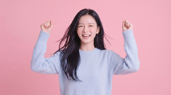 JPG 편집이미지 여자 패션 행복 분홍색 표정 미소 웃음 사람 일상 기쁨 양손 의료성형뷰티 편집실사 AI인물포토 AI콘텐츠 손 감정 컬러 라이프 CG 파일형식 AI포토 생활 신체부위