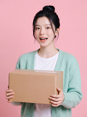 JPG 편집이미지 손 여자 분홍색 티셔츠 실내 웃음 초록색 상자 기쁨 상품 카디건 오브젝트 전달 의료성형뷰티 편집실사 AI인물포토 AI콘텐츠 감정 컬러 셔츠 표정 사람 내부 신체부위 외투 CG 파일형식 AI포토 상의 옷