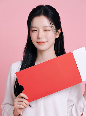 JPG 편집이미지 손 여자 분홍색 포즈 손가락 스튜디오 표정 윙크 미소 빨간색 주름 편지 블라우스 의료성형뷰티 편집실사 AI인물포토 AI콘텐츠 컬러 상의 사람 신체부위 CG 파일형식 AI포토 옷