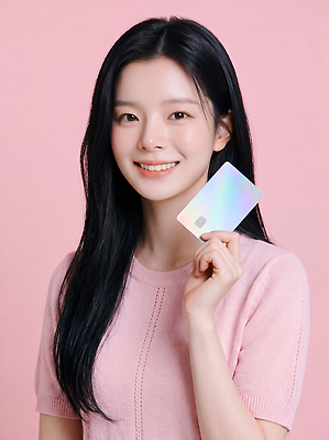 JPG 편집이미지 손 옷 여자 감정 얼굴 분홍색 포즈 장신구 미소 빛 의료성형뷰티 스타일 편집실사 AI인물포토 AI콘텐츠 컬러 표정 사람 신체부위 CG 파일형식 AI포토