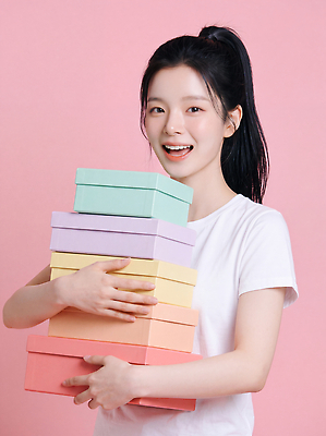 JPG 편집이미지 손 여자 감정 분홍색 포즈 스튜디오 미소 상자 쌓기 의료성형뷰티 편집실사 AI인물포토 AI콘텐츠 컬러 모션 표정 사람 신체부위 CG 파일형식 AI포토