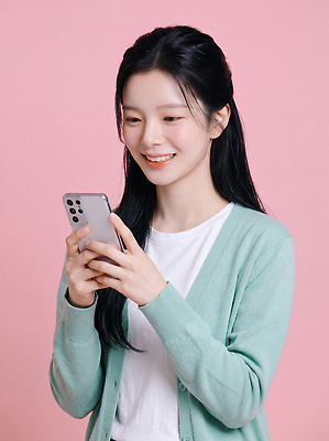 JPG 편집이미지 옷 여자 감정 분홍색 기술 미소 일상 스마트폰 스크린 즐거움 소통 의료성형뷰티 편집실사 AI인물포토 AI콘텐츠 컬러 컨셉 표정 사람 라이프 핸드폰 스마트기기 CG 파일형식 AI포토 생활 전자제품