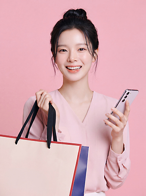 JPG 편집이미지 손 여자 패션 행복 감정 분홍색 표정 미소 스마트폰 쇼핑 쇼핑백 즐거움 의료성형뷰티 스타일 편집실사 AI인물포토 AI콘텐츠 컬러 가방 사람 신체부위 핸드폰 스마트기기 CG 파일형식 AI포토 잡화 전자제품