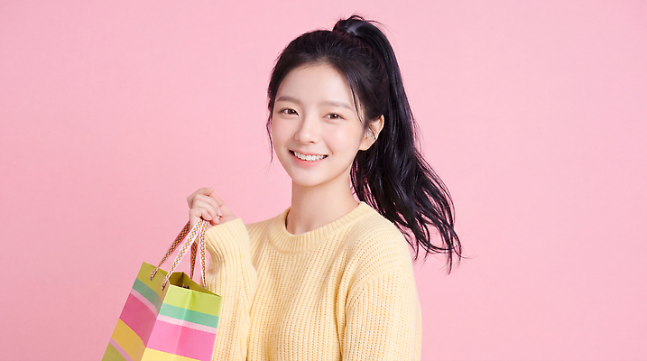 JPG 편집이미지 여자 패션 분홍색 가방 미소 웃음 쇼핑 노란색 즐거움 오브젝트 의료성형뷰티 스타일 편집실사 AI인물포토 AI콘텐츠 잡화 감정 컬러 표정 사람 CG 파일형식 AI포토