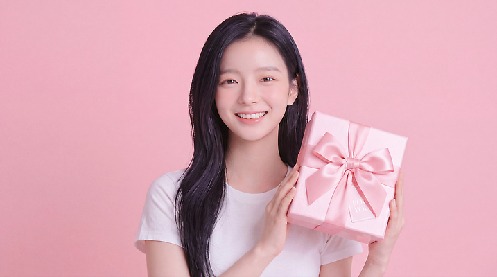 JPG 편집이미지 손 여자 행복 리본 분홍색 선물 웃음 상자 기쁨 축하 즐거움 의료성형뷰티 편집실사 AI인물포토 AI콘텐츠 감정 컬러 컨셉 표정 사람 신체부위 CG 파일형식 AI포토