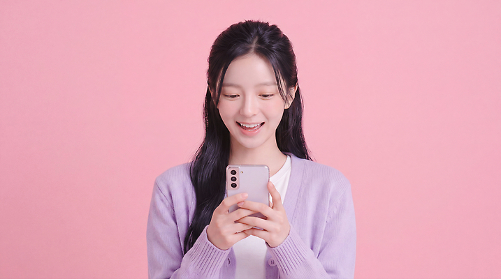 JPG 편집이미지 여자 행복 감정 분홍색 미소 웃음 스마트폰 즐거움 소통 의료성형뷰티 편집실사 AI인물포토 AI콘텐츠 컬러 컨셉 표정 사람 핸드폰 스마트기기 CG 파일형식 AI포토 전자제품