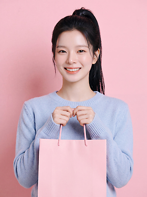JPG 편집이미지 손 옷 여자 패션 기념일 감정 분홍색 미소 쇼핑 쇼핑백 머리 이미지 의료성형뷰티 스타일 편집실사 AI인물포토 AI콘텐츠 컬러 가방 표정 사람 이벤트 신체부위 CG 파일형식 AI포토 잡화