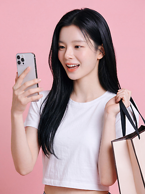 JPG 편집이미지 커플 여자 패션 분홍색 표정 미소 스마트폰 쇼핑 쇼핑백 상점 소비 즐거움 소통 의료성형뷰티 편집실사 AI인물포토 AI콘텐츠 감정 컬러 컨셉 가방 관계 사람 핸드폰 스마트기기 CG 파일형식 AI포토 잡화 전자제품