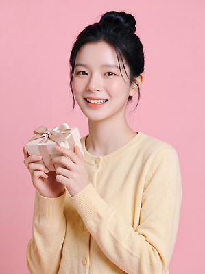 JPG 편집이미지 손 여자 기념일 행복 분홍색 포장 털 선물 미소 상자 기쁨 축하 목표 의료성형뷰티 편집실사 AI인물포토 AI콘텐츠 감정 컬러 컨셉 표정 사람 이벤트 신체부위 CG 파일형식 AI포토