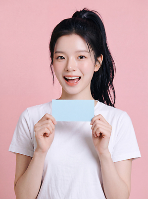 JPG 모델 편집이미지 긴머리 손 여자 포즈 실내 표정 웃음 상반신 즐거움 의료성형뷰티 분홍색배경 편집실사 AI인물포토 AI콘텐츠 헤어스타일 감정 분홍색 사람 내부 신체부위 CG 파일형식 AI포토 컬러