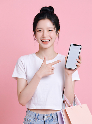 JPG 편집이미지 손 패션 얼굴 분홍색 포즈 가방 미소 소녀 스마트폰 쇼핑 전시 알림 편집실사 AI인물포토 AI콘텐츠 잡화 여자 어린이 컬러 표정 신체부위 핸드폰 스마트기기 CG 파일형식 AI포토 사람 전자제품