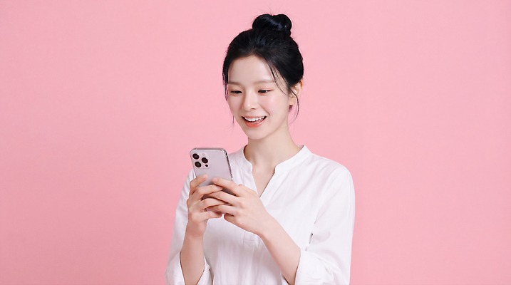 JPG 편집이미지 여자 분홍색 상의 기술 웃음 일상 스마트폰 머리 흰색 묶기 소통 의료성형뷰티 연락 편집실사 AI인물포토 AI콘텐츠 옷 컬러 컨셉 모션 표정 사람 라이프 신체부위 핸드폰 스마트기기 CG 파일형식 AI포토 생활 전자제품