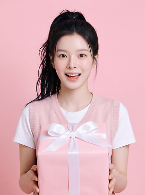 JPG 편집이미지 여자 분홍색 티셔츠 포장 선물 웃음 기쁨 축하 조끼 의료성형뷰티 편집실사 AI인물포토 AI콘텐츠 감정 컬러 컨셉 셔츠 표정 사람 외투 CG 파일형식 AI포토 상의 옷