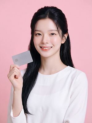 JPG 편집이미지 손 옷 여자 감정 분홍색 표정 미소 웃음 흰색 의료성형뷰티 스타일 편집실사 AI인물포토 AI콘텐츠 컬러 사람 신체부위 CG 파일형식 AI포토
