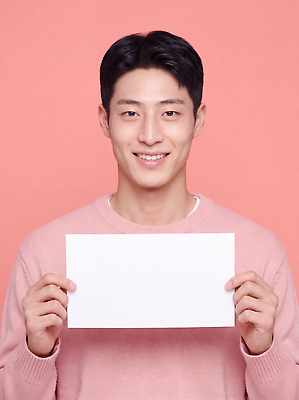 JPG 편집이미지 남자 종이 분홍색 포즈 표정 미소 웃음 사람 오브젝트 의료성형뷰티 편집실사 AI인물포토 AI콘텐츠 컬러 CG 파일형식 AI포토