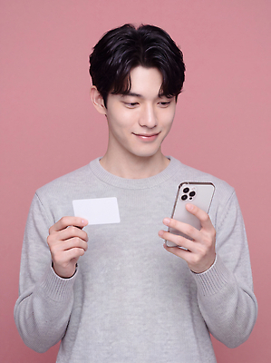 JPG 편집이미지 남자 분홍색 기술 미소 일상 스마트폰 디지털 스크린 확인 소통 의료성형뷰티 편집실사 AI인물포토 AI콘텐츠 컬러 컨셉 표정 사람 라이프 핸드폰 스마트기기 CG 파일형식 AI포토 생활 전자제품
