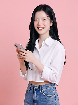 JPG 편집이미지 여자 패션 포즈 미소 일상 스마트폰 사진촬영 청바지 소통 의료성형뷰티 스타일 분홍색배경 편집실사 AI인물포토 AI콘텐츠 분홍색 컨셉 바지 표정 사람 라이프 핸드폰 스마트기기 촬영 CG 파일형식 AI포토 컬러 하의 생활 전자제품 옷