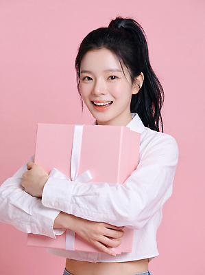 JPG 편집이미지 여자 행복 감정 분홍색 포즈 셔츠 선물포장 선물 웃음 상자 사진촬영 축하 팔 의료성형뷰티 편집실사 AI인물포토 AI콘텐츠 컬러 컨셉 상의 포장 표정 사람 신체부위 촬영 CG 파일형식 AI포토 옷