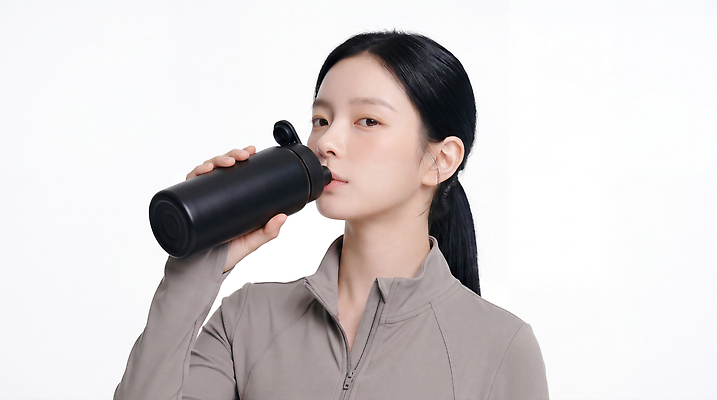 JPG 편집이미지 여자 스튜디오 실내 건강 물 운동 촬영 헬스 마시기 물병 집중 의료성형뷰티 스타일 편집실사 AI인물포토 AI콘텐츠 자연요소 컨셉 모션 사람 내부 물통 CG 파일형식 AI포토