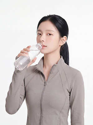 JPG 편집이미지 여자 패션 건강 사람 물 운동 회색 마시기 수분 물병 체육 흰배경 의료성형뷰티 편집실사 AI인물포토 AI콘텐츠 자연요소 컬러 모션 흰색 물통 CG 파일형식 AI포토