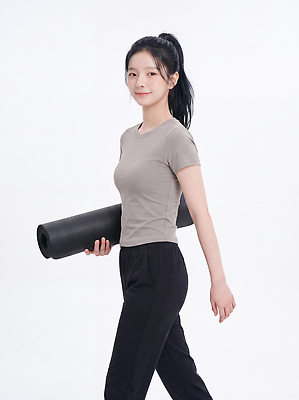 JPG 편집이미지 여자 티셔츠 바지 요가 건강 운동복 운동 걷기 헬스 스트레칭 매트 오브젝트 준비 의료성형뷰티 편집실사 AI인물포토 AI콘텐츠 웰빙 옷 셔츠 모션 하의 사람 CG 파일형식 AI포토 상의