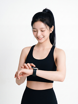 JPG 편집이미지 여자 실내 건강 운동복 조깅 운동 헬스 힘 몸무게 손목 집중 손목시계 연습 의료성형뷰티 스타일 편집실사 AI인물포토 AI콘텐츠 옷 시계 컨셉 장신구 사람 내부 신체부위 CG 파일형식 AI포토