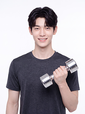 JPG 편집이미지 남자 건강 웃음 운동복 운동 헬스 힘 아령 헬스장 몸무게 집중 팔 의료성형뷰티 스타일 편집실사 AI인물포토 AI콘텐츠 옷 컨셉 표정 사람 신체부위 CG 파일형식 AI포토