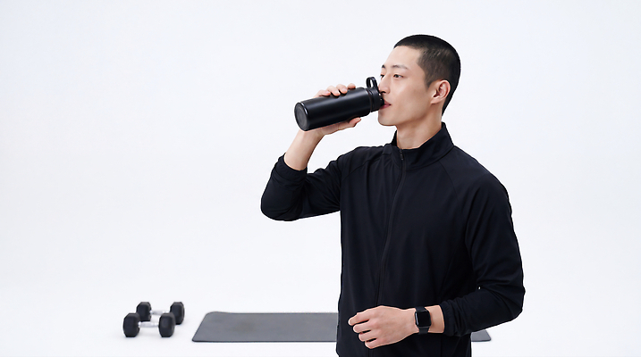 JPG 편집이미지 남자 건강 물 운동복 운동 운동기구 헬스 헬스장 웨이트트레이닝 물통 쉬는시간 유산소운동 의료성형뷰티 편집실사 AI인물포토 AI콘텐츠 자연요소 옷 휴식 사람 CG 파일형식 AI포토 컨셉