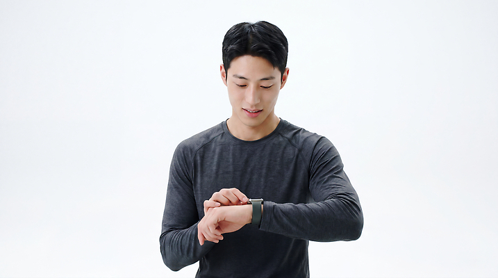JPG 편집이미지 패션 남자 포즈 기술 일상 운동 손목 확인 착용 스마트워치 의료성형뷰티 편집실사 AI인물포토 AI콘텐츠 건강 사람 라이프 신체부위 스마트기기 CG 웨어러블 파일형식 AI포토 생활 전자제품
