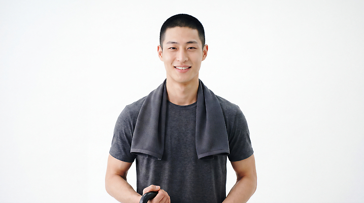 JPG 편집이미지 남자 신체 근육 건강 미소 운동복 수건 운동 헬스 아령 헬스장 몸무게 연습 의료성형뷰티 편집실사 AI인물포토 AI콘텐츠 옷 표정 사람 위생용품 CG 파일형식 AI포토 생활용품 오브젝트