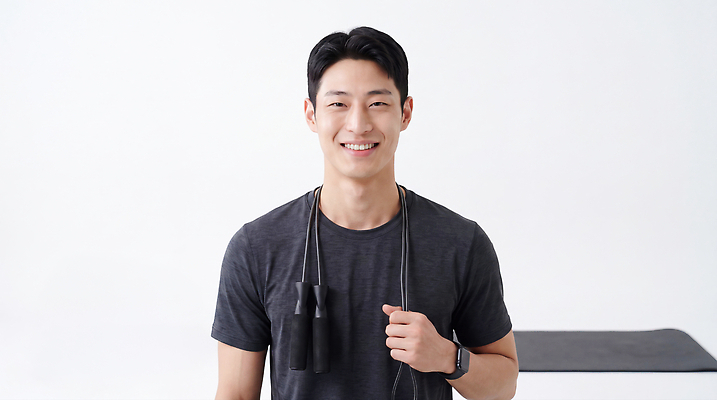 JPG 편집이미지 남자 스포츠 장신구 실내 건강 미소 운동복 운동 운동기구 헬스 준비 줄넘기 의료성형뷰티 편집실사 AI인물포토 AI콘텐츠 옷 표정 사람 내부 CG 파일형식 AI포토