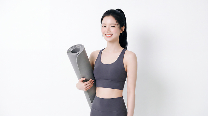 JPG 편집이미지 여자 스포츠 요가 실내 건강 미소 운동복 운동 헬스 스트레칭 매트 분위기 연습 준비 의료성형뷰티 편집실사 AI인물포토 AI콘텐츠 웰빙 옷 컨셉 표정 사람 내부 CG 파일형식 AI포토