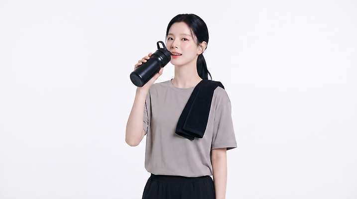 JPG 편집이미지 티셔츠 바지 건강 사람 생활 물 운동복 수건 운동 물병 체육관 수분섭취 의료성형뷰티 편집실사 AI인물포토 AI콘텐츠 자연요소 옷 셔츠 하의 위생용품 물통 CG 파일형식 AI포토 생활용품 상의 오브젝트