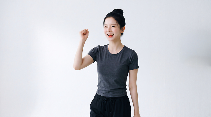 JPG 편집이미지 손 여자 감정 신체 실내 표정 밝음 운동복 운동 촬영 에너지 즐거움 의료성형뷰티 편집실사 AI인물포토 AI콘텐츠 옷 건강 사람 내부 신체부위 CG 파일형식 AI포토