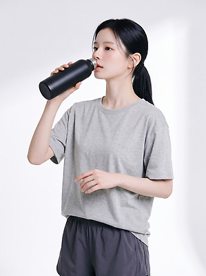 JPG 편집이미지 여자 스포츠 실내 건강 물 운동복 운동 촬영 수분 물병 일과 의료성형뷰티 편집실사 AI인물포토 AI콘텐츠 자연요소 옷 사람 내부 물통 CG 파일형식 AI포토