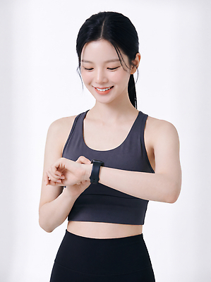 JPG 편집이미지 여자 시계 실내 건강 미소 운동복 운동 헬스 손목 준비 습관 의료성형뷰티 스타일 편집실사 AI인물포토 AI콘텐츠 옷 표정 사람 내부 신체부위 CG 파일형식 AI포토