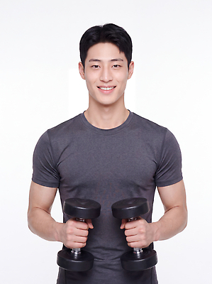 JPG 편집이미지 남자 근육 건강 웃음 운동복 운동 헬스 아령 헬스장 자신감 몸무게 웨이트트레이닝 체육 연습 의료성형뷰티 편집실사 AI인물포토 AI콘텐츠 옷 감정 표정 사람 CG 파일형식 AI포토