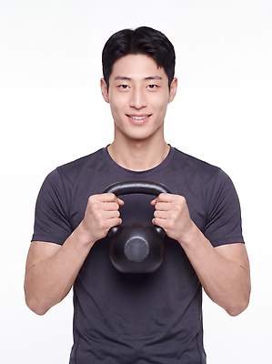 JPG 편집이미지 남자 스포츠 근육 건강 웃음 운동복 운동 헬스 힘 헬스장 몸매 연습 준비 케틀벨 의료성형뷰티 편집실사 AI인물포토 AI콘텐츠 옷 표정 사람 CG 파일형식 AI포토