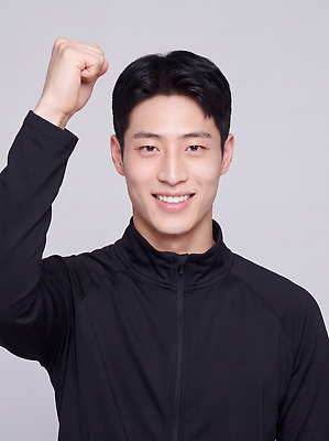 JPG 편집이미지 남자 감정 포즈 실내 미소 운동복 운동 주먹 기쁨 기운 의료성형뷰티 편집실사 AI인물포토 AI콘텐츠 옷 모션 표정 건강 사람 내부 CG 파일형식 AI포토