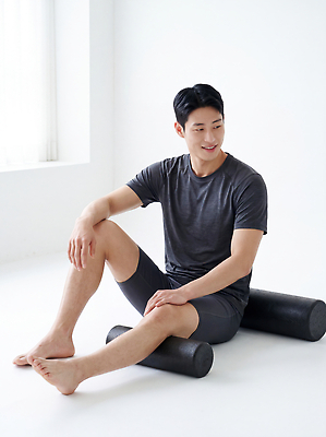 JPG 편집이미지 웰빙 남자 포즈 거실 건강 일상 운동복 운동 운동기구 스트레칭 유연 폼롤러 회복 의료성형뷰티 편집실사 AI인물포토 AI콘텐츠 옷 컨셉 사람 라이프 헬스 CG 파일형식 AI포토 생활