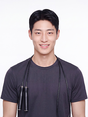 JPG 편집이미지 남자 운동선수 건강 미소 운동복 운동 운동기구 헬스 체육 준비 줄넘기 의료성형뷰티 편집실사 AI인물포토 AI콘텐츠 옷 스포츠 표정 사람 CG 파일형식 AI포토