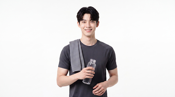 JPG 편집이미지 웰빙 남자 건강 미소 운동복 수건 운동 헬스 스트레칭 수분 물병 체육관 준비물 의료성형뷰티 편집실사 AI인물포토 AI콘텐츠 옷 표정 사람 위생용품 물통 CG 파일형식 AI포토 생활용품 오브젝트