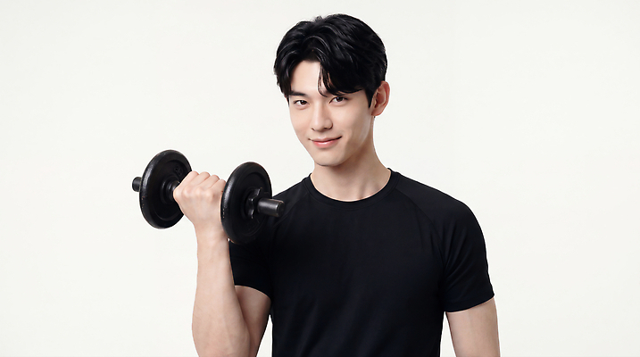 JPG 편집이미지 남자 근육 실내 건강 미소 운동복 운동 헬스 힘 아령 몸무게 연습 의료성형뷰티 편집실사 AI인물포토 AI콘텐츠 옷 표정 사람 내부 CG 파일형식 AI포토