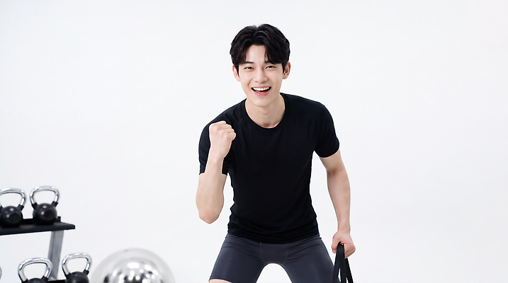JPG 편집이미지 남자 포즈 신체 다이어트 스튜디오 건강 운동복 운동 헬스 힘 주먹 기구 몸무게 연습 의료성형뷰티 편집실사 AI인물포토 AI콘텐츠 옷 모션 사람 CG 파일형식 AI포토