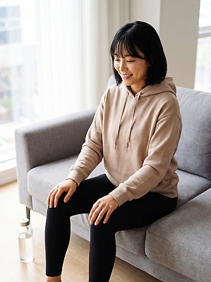 감정 의자 표정 사람 운동 물통 CG 파일형식 여자 소파 웃음 물병 방 창문 즐거움 편집이미지 편집실사 JPG 홈트레이닝 의료성형뷰티
