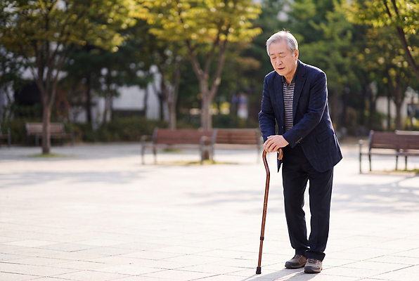 JPG 나무 편집이미지 공원 할아버지 노년 남자 벤치 자연 지팡이 건강 걷기 외출 두통 어지러운 의료성형뷰티 편집실사 AI인물포토 AI콘텐츠 식물 공공시설 의자 모션 사람 성인 질병 CG 생태계 파일형식 AI포토 가구 의학 시설 생활용품 오브젝트