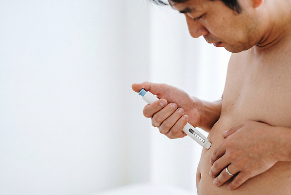 JPG 편집이미지 남자 건강 관리 주사기 생활 치료 환자 집중 예방 당뇨병 인슐린 복부 의료성형뷰티 편집실사 AI인물포토 AI콘텐츠 컨셉 의학 의료기기 사람 신체부위 질병 CG 파일형식 AI포토
