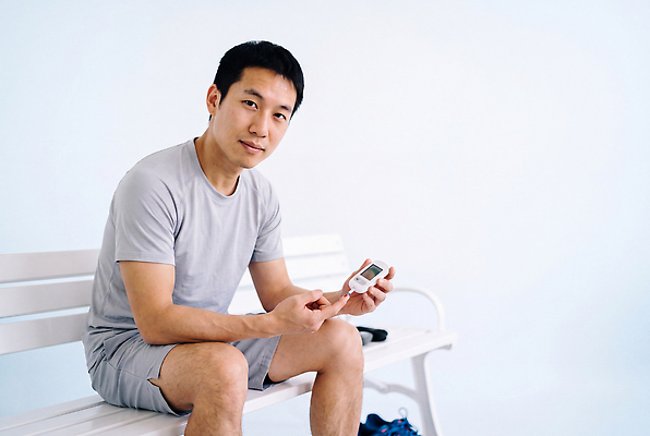 JPG 편집이미지 남자 건강 관리 앉기 운동복 운동 건강관리 진료 체육관 예방 당뇨병 혈당계 의료성형뷰티 건강보험 편집실사 AI인물포토 AI콘텐츠 옷 의학 모션 사람 의료용품 질병 CG 보험 파일형식 AI포토 의료기기